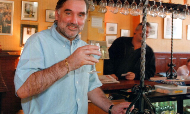 Fotball legenden George Best ber de engelske landslagspillerne kutte ut drikkinga før kamper.